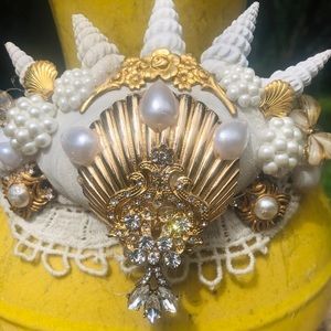 Choice of one or both shell embellished Crowns
